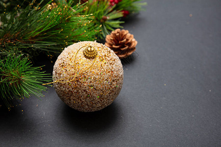 圣诞装饰Xmas金球彩色和黑灰背景的firtwig复制图片