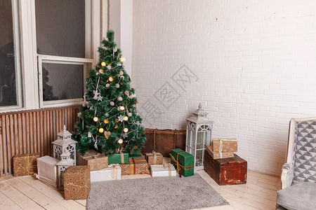 经典圣诞装饰室内房间树与金饰装的圣诞树现代白色古典风格的室内设计公寓图片