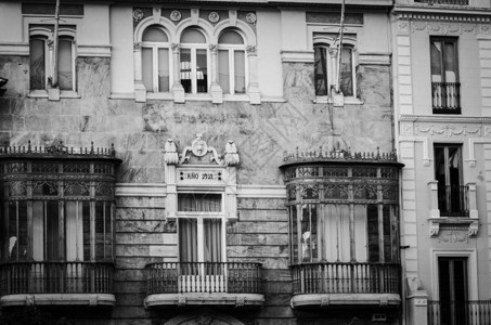 西班牙城市历史街道的近景图片