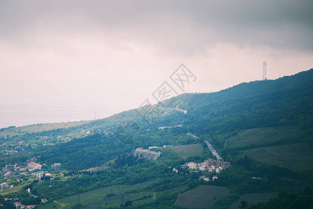 海岸从山顶山谷和山村的海景图片