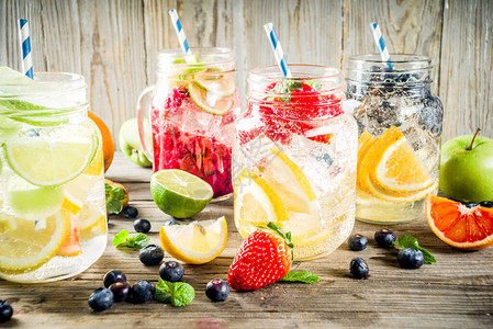 选择各种水果和浆果柠檬水饮料茶点注入水图片