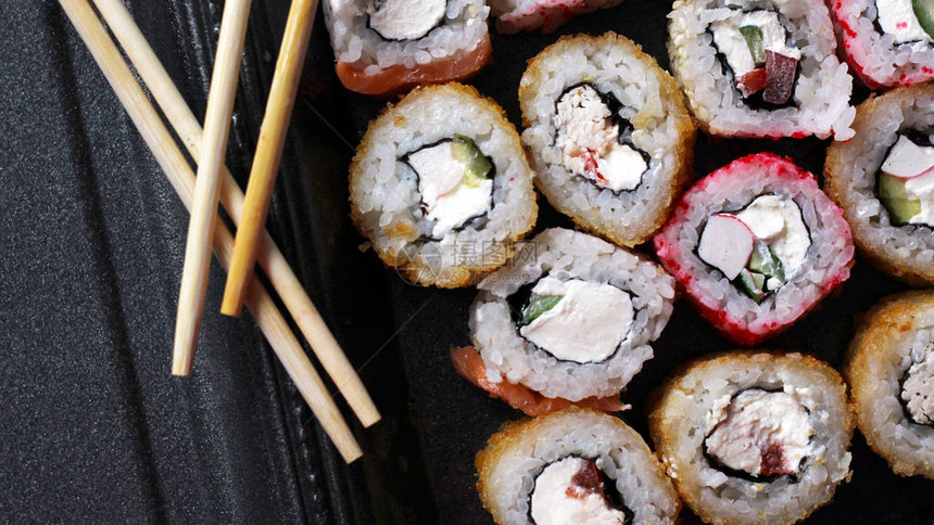 三文鱼寿司卷日本料理图片