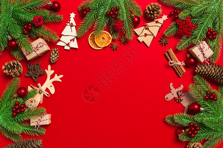 红色背景的圣诞装饰最佳景点新年假期概念图片