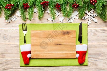 圣诞晚宴的顶端景色是木制背景图片
