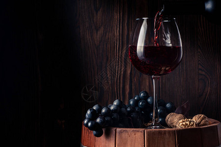 传统生产和储存葡萄酒图片