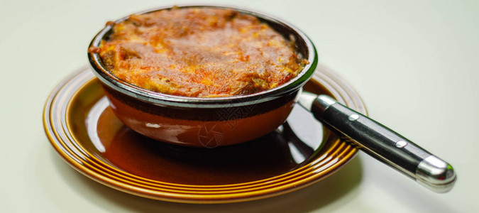 传统的法国洋葱汤用于陶瓷图片
