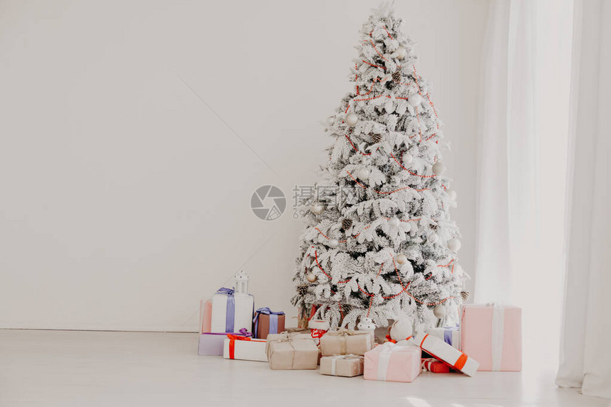 科纳特的白色圣诞树和长袜1图片