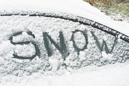 雪覆盖汽车挡风玻璃冬季下雪时车图片