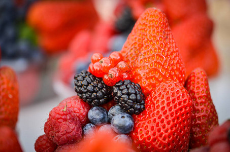 新鲜的浆果混合近景草莓蓝莓图片