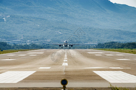 黑山蒂瓦特机场的晨景和飞机背景图片