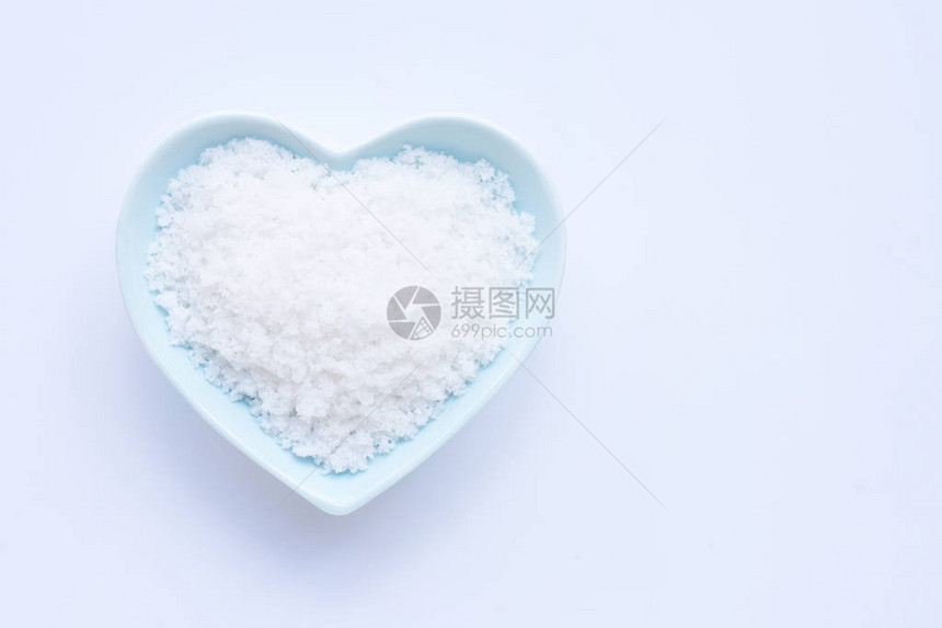 白色背景的心形盐状陶瓷碗图片