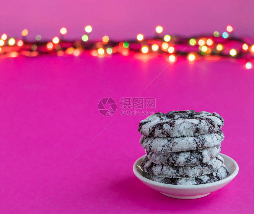 巧克力雪饼干在粉红色背景上圣诞节灯图片