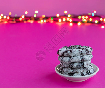 巧克力雪饼干在粉红色背景上圣诞节灯图片
