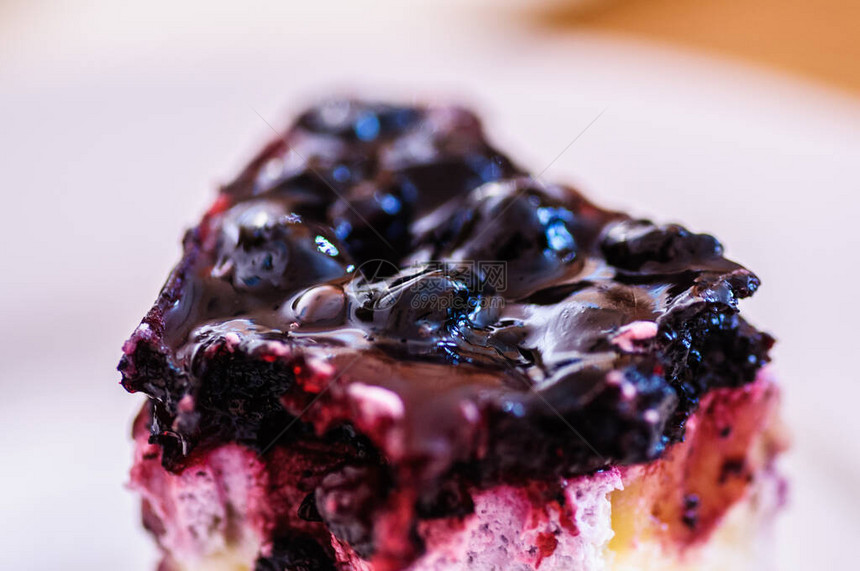 蓝莓派配覆盆子食物特写图片