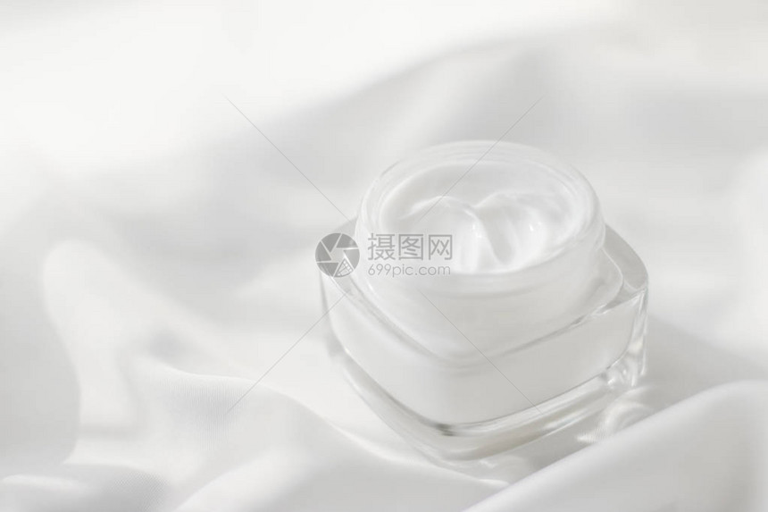 化妆品牌化妆品和spf概念丝绸背景上的面霜保湿罐保湿护肤乳液和提升乳液奢华美容护肤品牌的图片