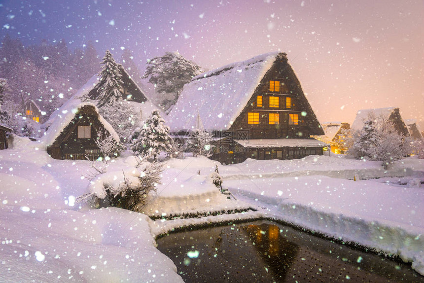 白川地日本历史悠久的冬季村庄晚图片