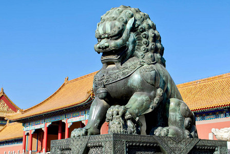 皇宫建筑背景上的青铜狮子北京故宫图片