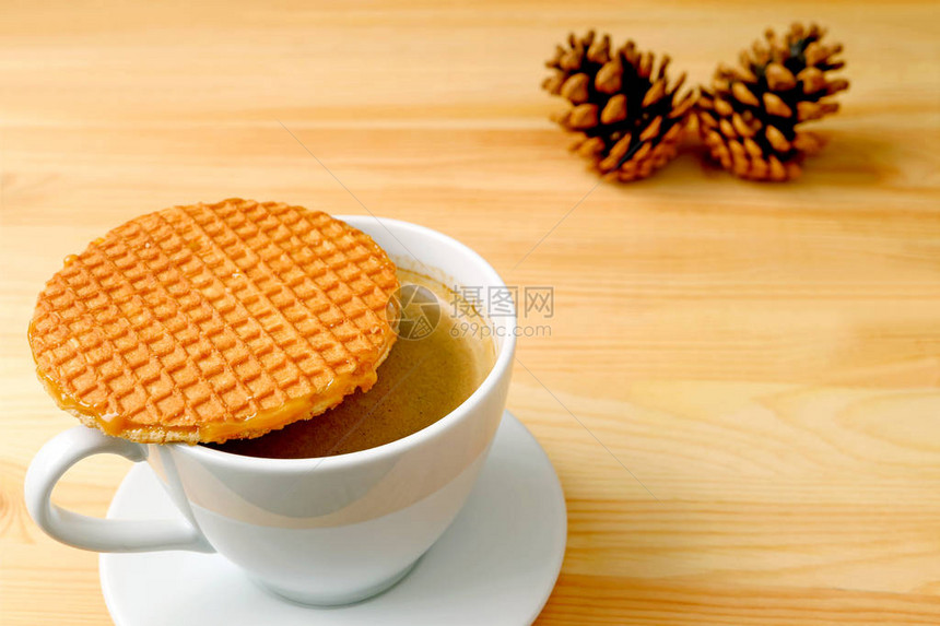 StroopwafelDutchCookie被安排在热咖啡杯上图片