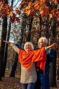 华阴老腔一个快乐的老女人和男人在秋天树叶公园里背景