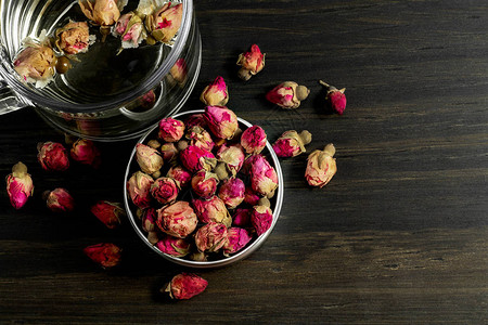 金属容器中的干红玫瑰芽茶配有图片