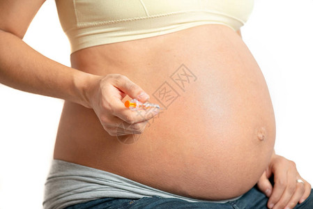 孕妇将抗凝胶剂注射入腹部以高清图片