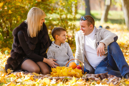 秋天公园里幸福的一家人图片