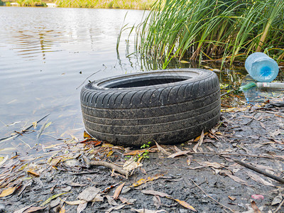 一个车轮被扔进湖里环境垃圾场图片