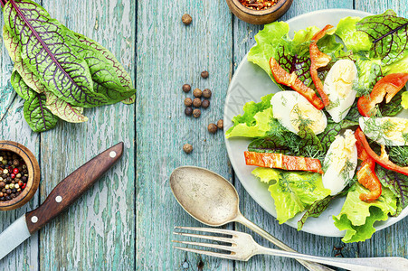 春食沙拉加绿色和蛋Fresh混合绿背景图片