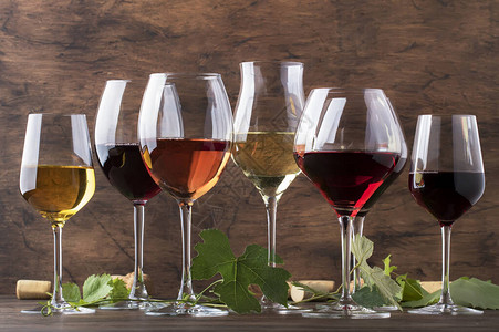 酒具红葡萄酒白葡萄酒和玫瑰葡萄酒在杯中的分类品酒复古木质背景选择聚图片