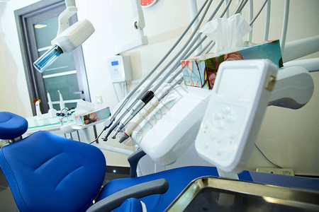 牙医诊所牙医椅上的现代金属牙医工具和抛光器牙医办公室的不同牙图片