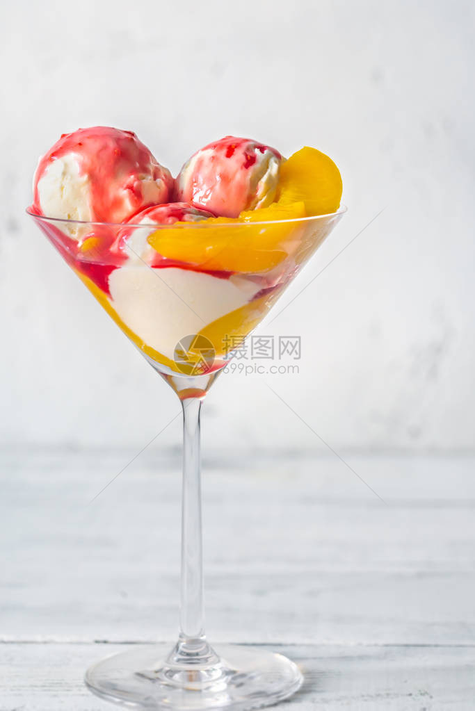 PeachMelba桃子甜点和红莓酱图片