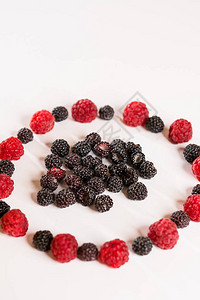 白色背景的黑莓和红草莓成分图片