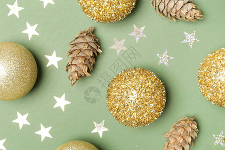 闪光圣诞饰品星和中背景的圣诞树枝圣诞节寒图片