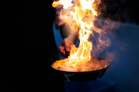 厨师用火做饭在厨图片