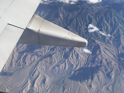 纳兰吉利亚斯从加利福尼亚沙漠的飞机窗口中查看NAMEOFTRANS背景