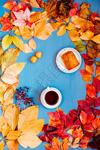 一杯茶与糕点蛋糕木制背景与叶子图片