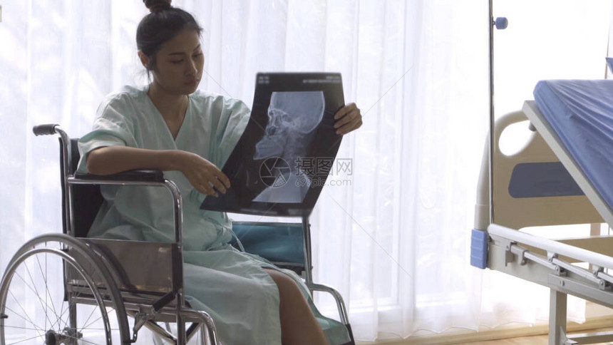 重病患者在看她的脑损伤手术的X光图像图片