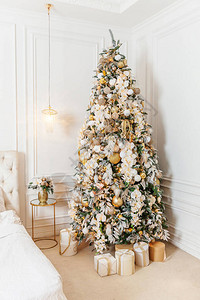 经典圣诞装饰室内房间树与金饰装的圣诞树现代白色古典风格的室内设计公寓图片