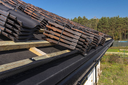 屋顶瓷砖在屋顶的铁棒上包装成包图片