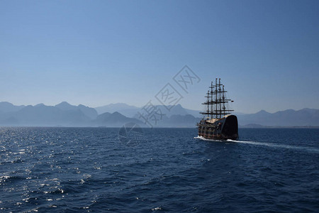 该船在土耳其安塔利亚附近海岸的海上航行图片