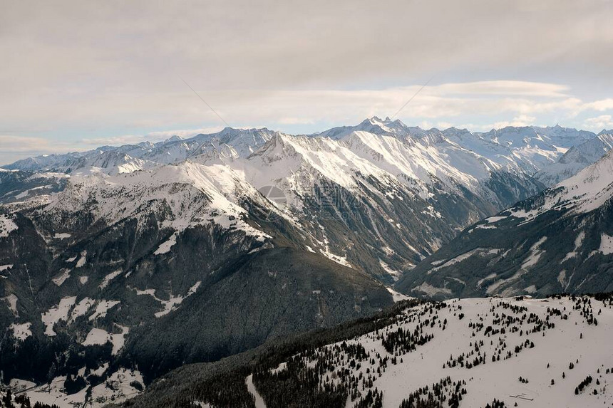 在蒂罗尔州齐勒河谷的齐勒河谷滑雪胜地景观与雪的高山脉下坡的乐趣ZellamZiller的蓝图片