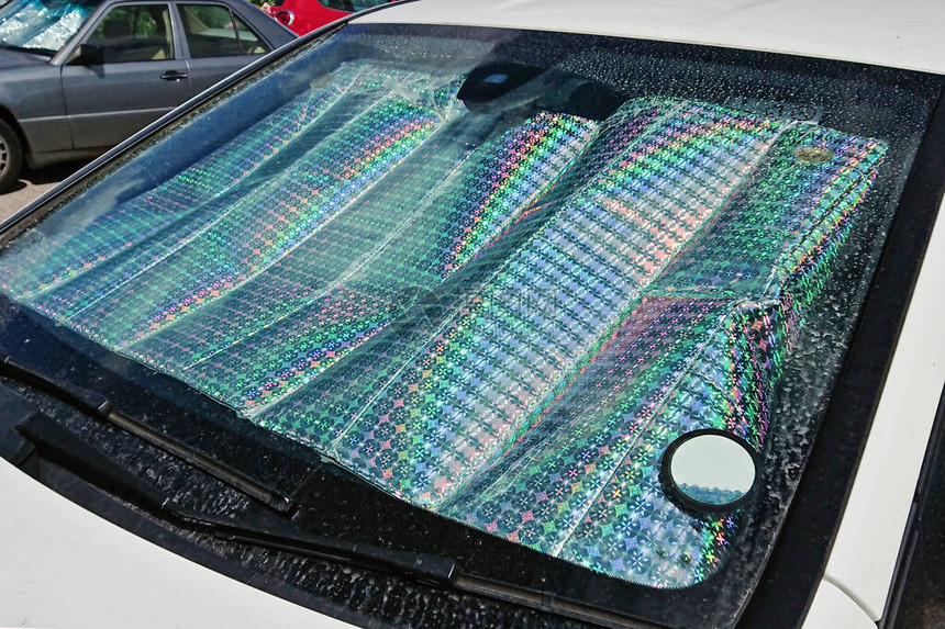 汽车挡风玻璃与保护反射防晒表面在汽车停放的街道热天车内太阳图片