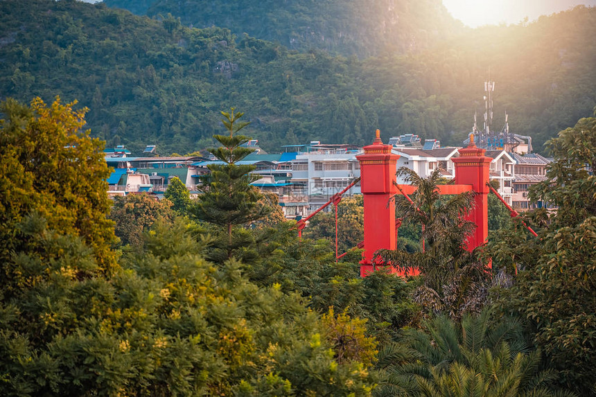 广西省桂林市山丘卢街红桥上的红桥图片