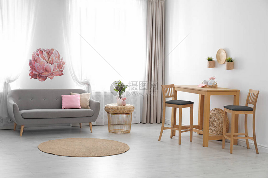 时尚明亮的室内装饰和舒适的家具图片