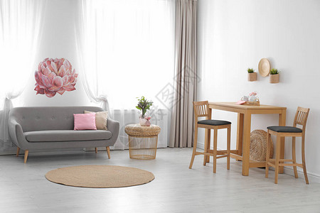 时尚明亮的室内装饰和舒适的家具图片