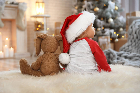 小宝带圣诞老人帽子和玩具在图片