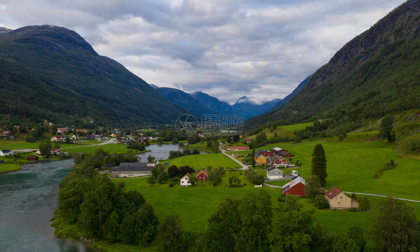 挪威斯特林的Stryneelva河和Loen村日落图片