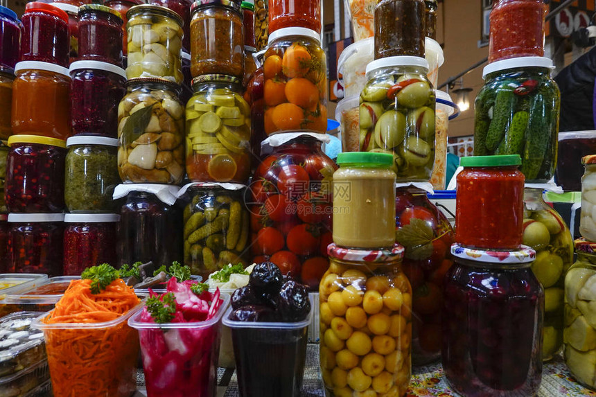 乌克兰基辅在室内市场将蔬菜存放在罐头图片