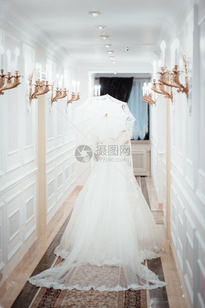 拿着白色雨伞的新娘美丽的婚礼女人或漂亮感的新娘一个穿着白色连衣裙的女孩拿着一把蕾丝伞图片