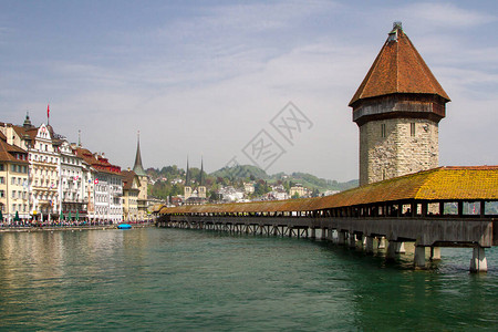 瑞士卢塞恩著名的教堂桥在美丽的夏季日图片